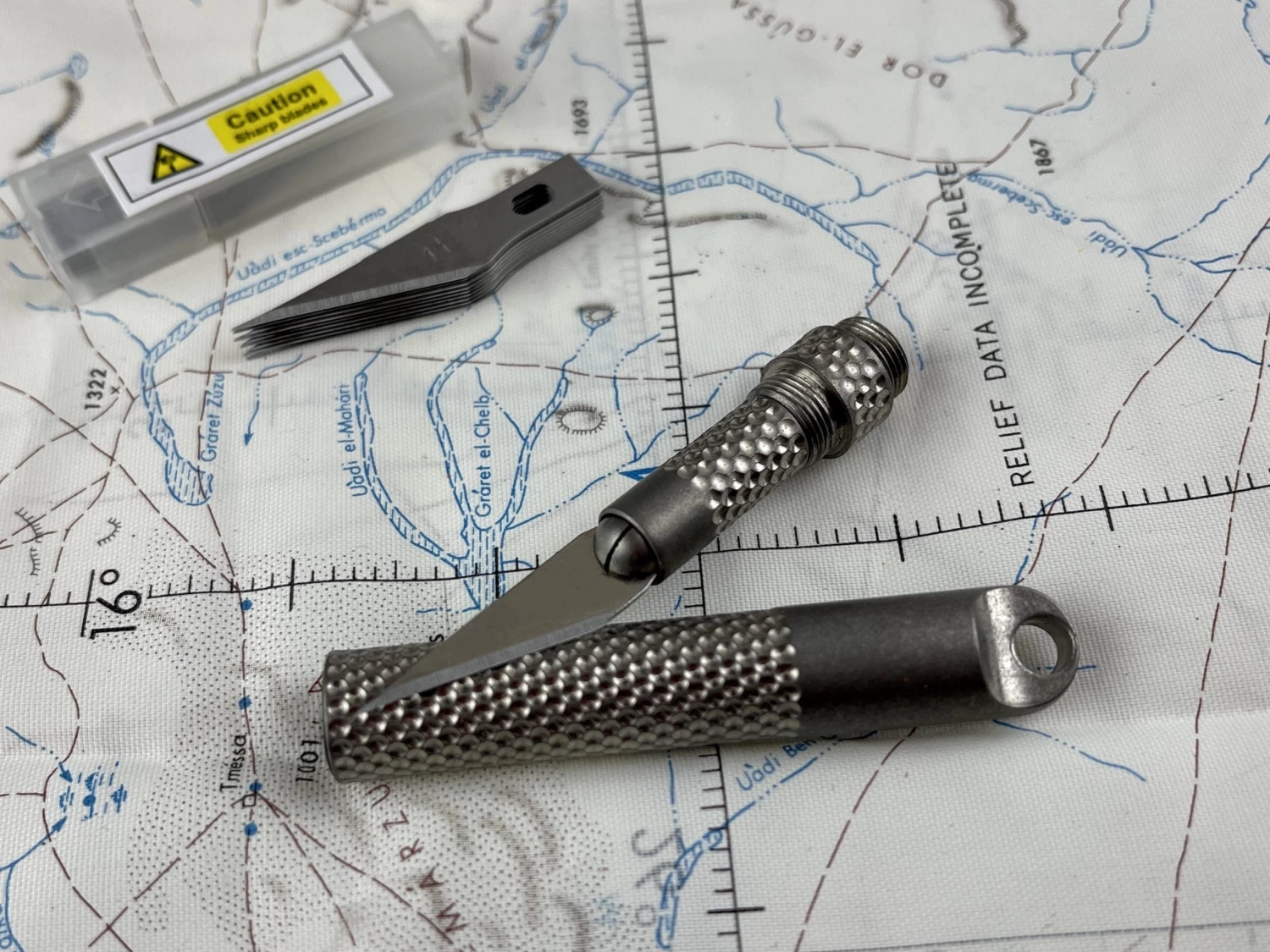 Titanium Collapsible Scalpel 2 Titanium Collapsible Scalpel - Image 2