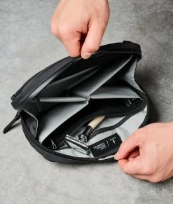 Toiletry Bag 21 Toiletry Bag -Outdoor Equip Store TOILETRIESBAGAXOFLUXRIPSTOP210D2